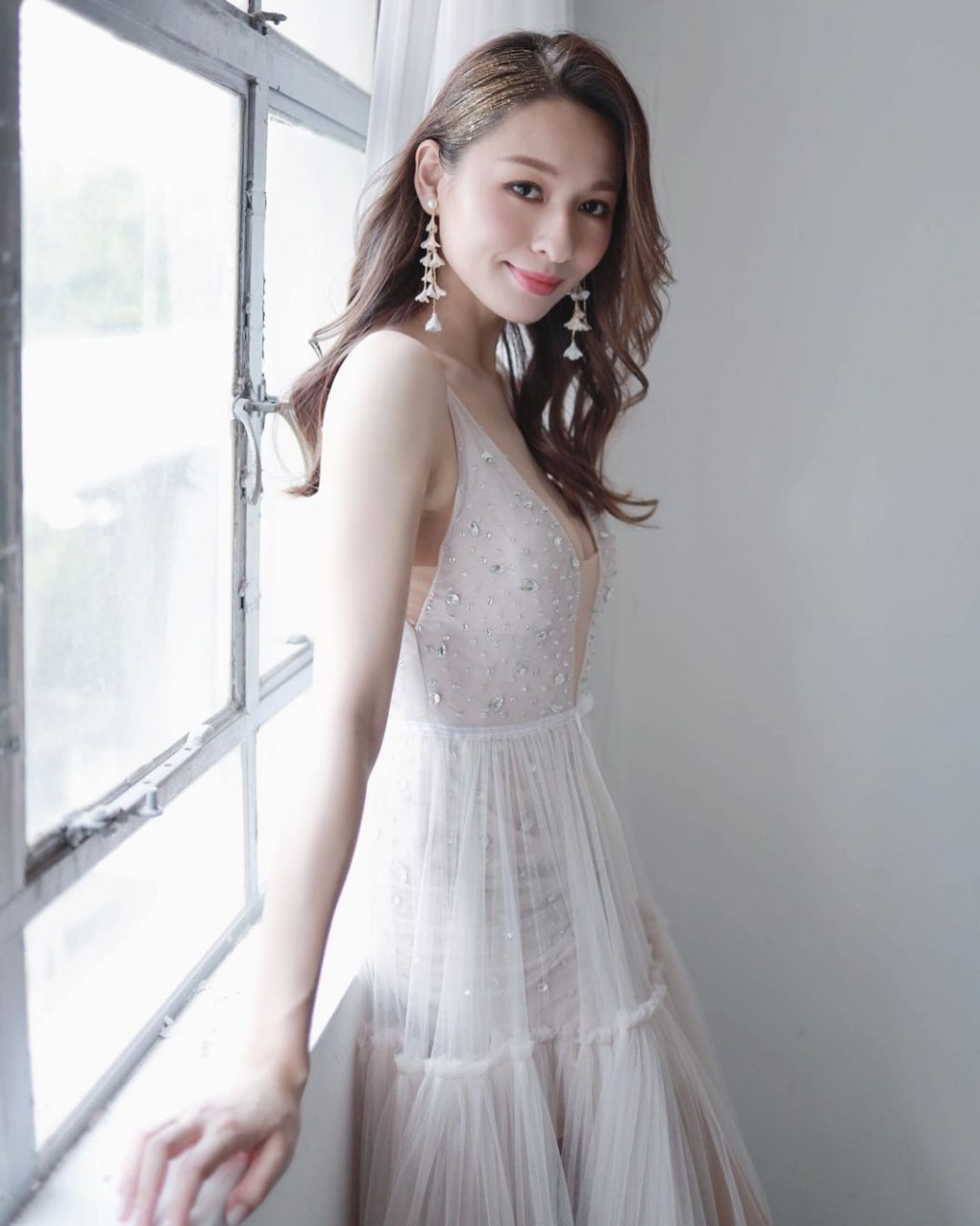 林鈺洧亦有分享性感晚裝照片。